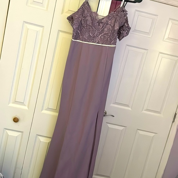 LIKE NEW! 💜 MAUVE COLD SHOULDER MAXI DRESS GOWN Womwn’a size Medium - Picture 6 of 14